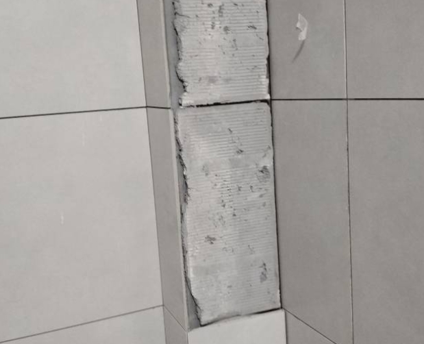 江门市瓷砖空鼓维修公司分享下瓷砖施工前基层浇水润湿程度不足，可能导致以下问题